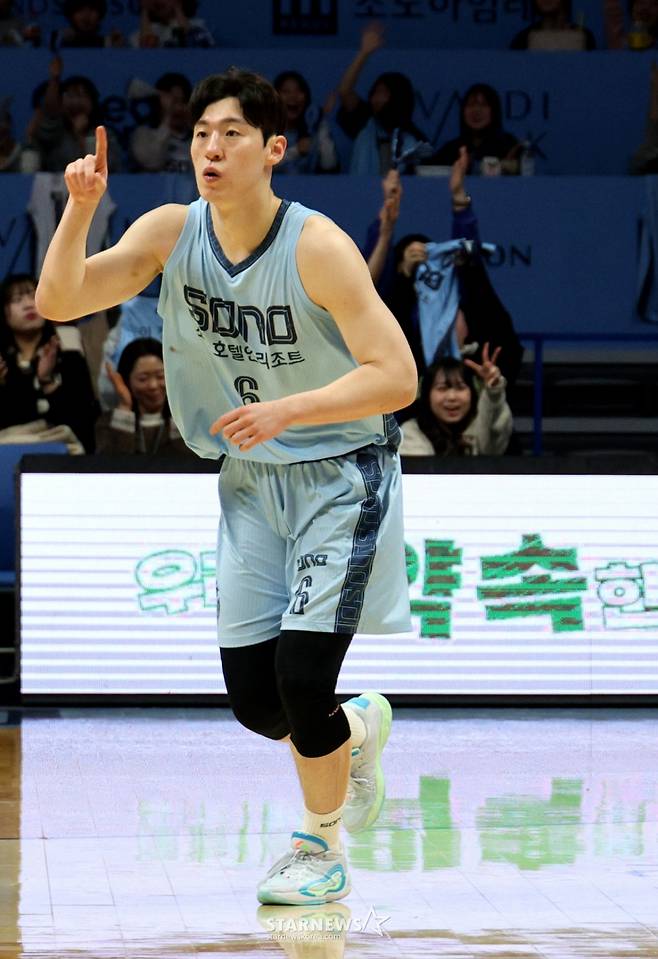 소노 이정현이 4일 고양소노아레나에서 열린 2025-2026 LG전자 프로농구 고양소노와 부산KCC 경기에서  3점슛을 성공한 후 자축하고  있다.   2026.02.04. /사진=강영조 cameratalks@