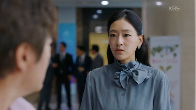 Choi Jae-sung, who plays Park Tae-ho in the KBS 2TV daily drama *Red Pearl*, has been urgently arrested by police on charges of teaching others how to manufacture and use explosives. During the arrest, Park Tae-ho lashed out at Kim Myung-hee, while Choi Yu-na proposed a partnership with Oh Jeong-ran to save Park Tae-ho, heightening the dramas tension.