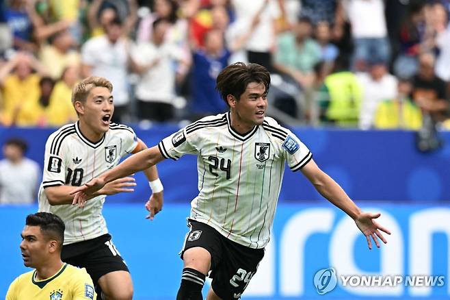 선제골 터트린 일본의 사노 가이슈(오른쪽). [AFP=연합뉴스]