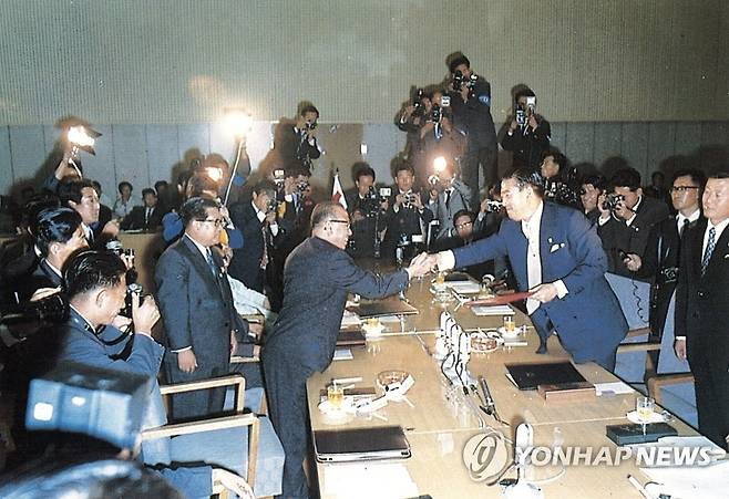 1972년 8월 평양에서 열린 남북적십자 1차 본회담 합의서 교환 모습 [통일부 제공 연합뉴스 자료사진. 재판매 및 DB 금지] photo@yna.co.kr