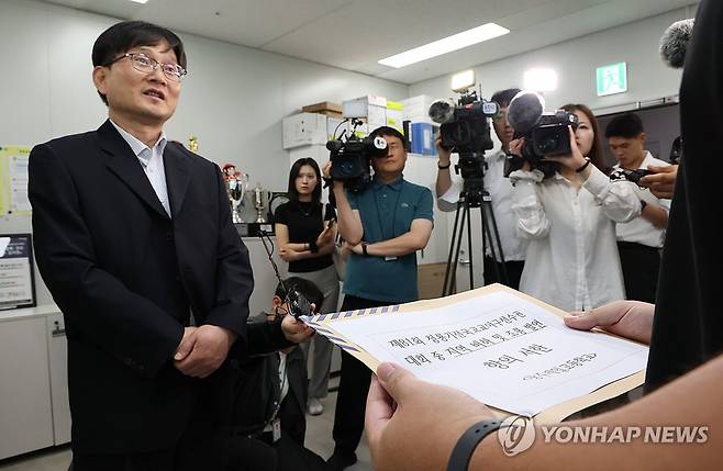 "스타벅스 가야지" 조롱에 항의서한 전달하는 이규연 교장 (서울=연합뉴스) 김주형 기자 = 이규연 광주제일고등학교(광주일고) 교장(왼쪽)이 30일 서울 송파구 대한야구소프트볼협회를 방문해 전국 고교야구대회 도중 발생한 상대팀 배재고등학교의 응원 구호 논란과 관련한 항의서한을 전달한 뒤 발언하고 있다.
    배재고 야구부 일부 학생 선수들은 지난 29일 서울 목동구장에서 열린 제81회 청룡기 전국고교야구선수권대회 겸 주말리그 왕중왕전 광주일고와 경기 중 상대 더그아웃을 향해 "스타벅스 가야지"라고 외쳤다. 2026.6.30 kjhpress@yna.co.kr