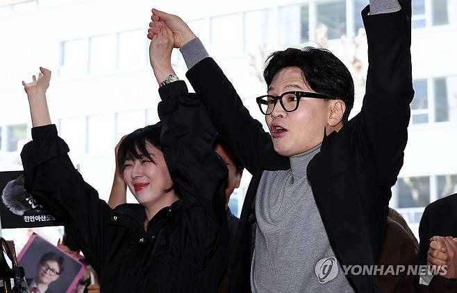 인사하는 한동훈-배현진 (서울=연합뉴스) 신현우 기자 = 국민의힘 한동훈 전 대표와 배현진 의원이 22일 서울 동대문구 경동시장을 방문해 지지자들에게 인사하고 있다. 2026.3.22 [공동취재] nowwego@yna.co.kr.