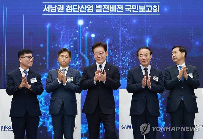 서남권 첨단산업 육성을 위한 MOU (광주=연합뉴스) 한상균 기자 = 이재명 대통령이 30일 광주 김대중컨벤션센터에서 열린 서남권 첨단산업 발전비전 국민보고회에서 정부와 기업의 MOU체결식이 끝난 뒤 참석자들과 박수치고 있다.
    왼쪽부터 이진안 앰코테크놀로지코리아 대표, 곽노정 SK하이닉스 대표, 이재명 대통령, 전영현 삼성전자 부회장, 구윤철 부총리 겸 재정경제부 장관. 2026.6.30 xyz@yna.co.kr