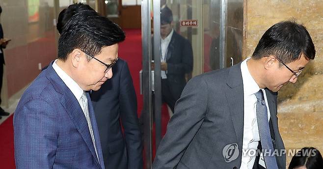 하반기 원 구성 두고 여야 막판 협상 돌입 (서울=연합뉴스) 이동해 기자 = 더불어민주당 한병도 원내대표(오른쪽)와 국민의힘 정점식 원내대표가 30일 국회에서 국회의장 주재 회동을 마친 뒤 운영위원장실로 향하고 있다.
    여야 원내대표는 회동에서 합의에 이르지 못했으며 국회의장의 당부에 따라 운영위원장실에서 마지막 협의를 이어간다. 2026.6.30 eastsea@yna.co.kr