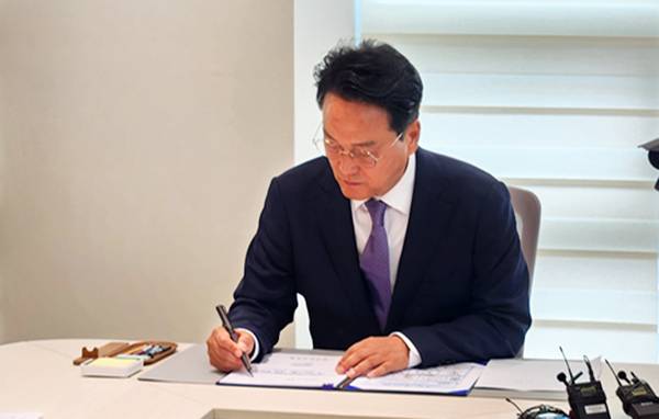 안민석 경기도교육감이 1일 경기도교육청 남부청사에서 ‘폰 프리 스쿨 추진 계획(안)’을 결재하고 있다. 2026.7.1 /김형욱기자 uk@kyeongin.com