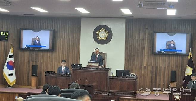 1일 열린 제5대 여주시의회 개원식에서 박두형 의장이 개원사를 하고 있다. 김규철 기자