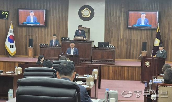 1일 열린 제5대 여주시의회 개원식에서 이충우 여주시장이 축사를 하고 있다. 김규철 기자
