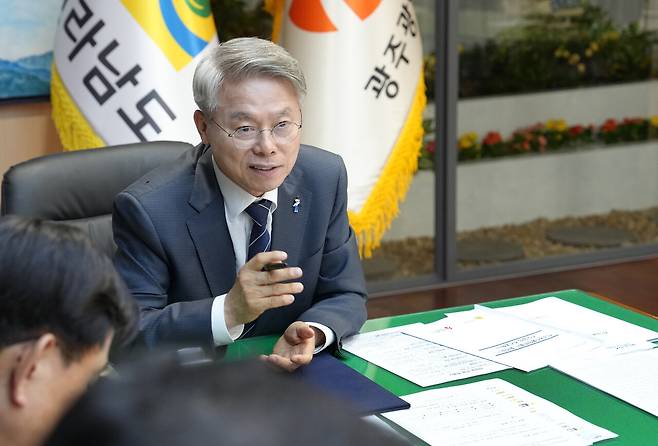 민형배 전남광주통합특별시장이 1일 새벽 전남광주통합특별시청 무안청사 집무실에서 간부공무원들에게 반도체 지원방안, 재해안전대책, 민생안전 정책 등 1호 업무지시를 하고 있다.전남광주통합특별시 제공
