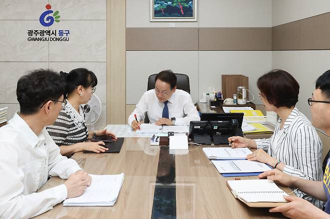 임택 전남광주통합특별시 동구청장이 1일 오전 1호 안건을 결재하고 있다. 전남광주통합특별시 동구 제공