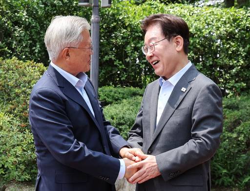 이재명 대통령이 1일 오찬 회동을 위해 청와대를 방문한 문재인 전 대통령과 인사를 나누고 있다. /연합뉴스 제공