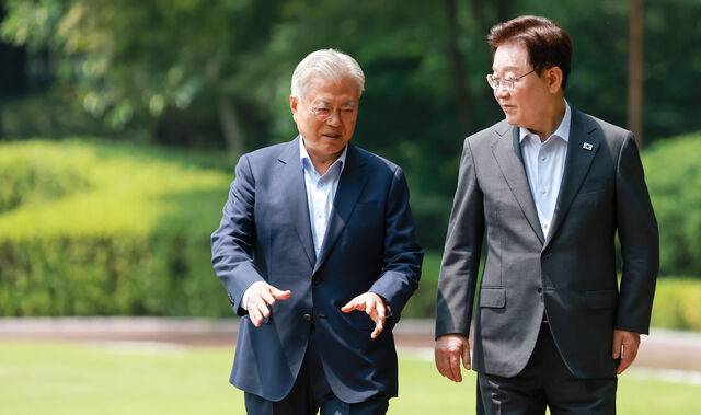 이재명 대통령과 문재인 전 대통령 (서울=연합뉴스) 김도훈 기자 = 이재명 대통령과 문재인 전 대통령이 1일 청와대에서 대화하며 오찬장인 상춘재로 이동하고 있다. 2026.7.1 superdoo82@yna.co.kr (끝) <저작권자(c) 연합뉴스, 무단 전재-재배포, AI 학습 및 활용 금지>