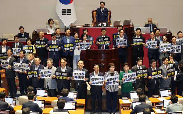 국민의힘 의원들이 30일 국회 후반기 원 구성과 관련해 본회의장에서 상임위원장 선거 중단을 요구하며 규탄 시위를 벌이고 있다. /연합뉴스