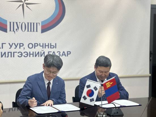 한국산업기술시험원 고영환 기후환경본부장(왼쪽)과 NAMEM 에르헴바야르 바툴가 청장이 협약서에 서명하고 있다. 사진=KTL
