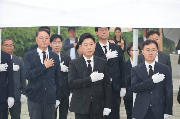 박용선 시장은 민선9기 시작에 앞서 덕수동 충혼탑을 찾아 순국선열과 호국영령을 참배하며 새로운 시정을 이끌어갈 결의를 다졌다. 포항시 제공