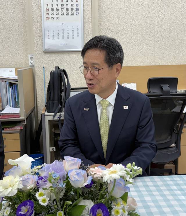 정영두 김해시장이 1일 오전 취임식 후 시청 프레스센터에 들러 향후 시정 계획을 밝히고 있다. 이경민 기자