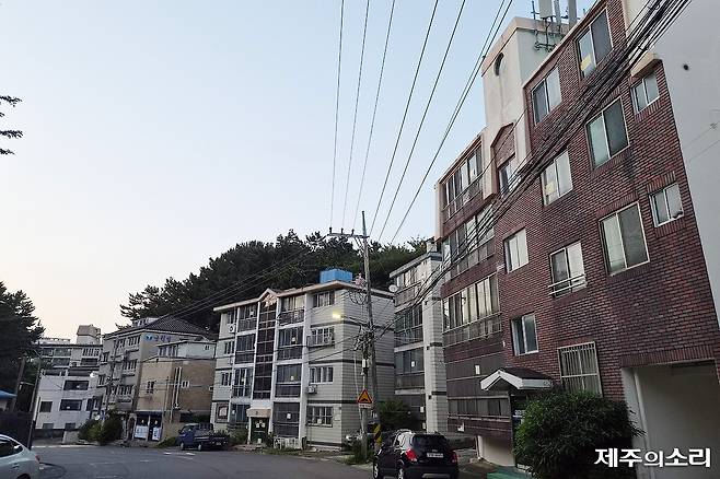 이도주공1단지 재건축 정비구역에 포함된 독짓골 공동주택. 건축물 철거를 앞두고 거주자들이 모두 이주했다. 해당 건물들은 모두 철거된다.