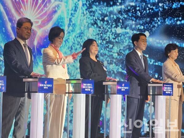 박창숙 여경협 회장(왼쪽에서 3번째))이 '제5회 여성기업 개막식'에서 버튼을 터치하고 있다.[사진=정혜정 기자]