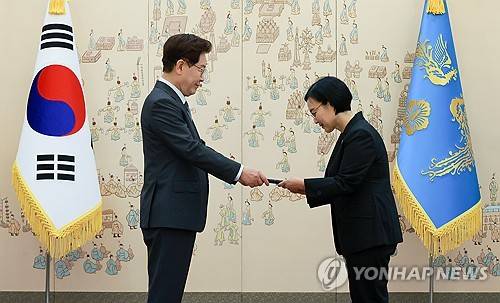 이재명 대통령, 한성숙 총리 임명장 수여(서울=연합뉴스) 한상균 기자 = 이재명 대통령이 1일 청와대에서 한성숙 국무총리에게 임명장을 수여하고 있다. 2026.7.1 xyz@yna.co.kr