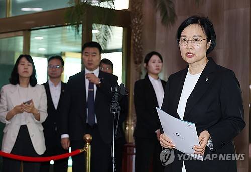 소감 밝히는 한성숙 신임 국무총리(서울=연합뉴스) 안정원 기자 = 한성숙 신임 국무총리가 1일 청와대에서 임명장을 받은 뒤 서울 종로구 정부서울청사로 출근, 소감을 밝히고 있다. 2026.7.1 jeong@yna.co.kr