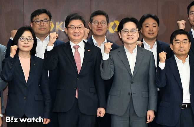 이억원 금융위원장과 김정관 산업통상부 장관을 비롯한 참석자들이 1일 서울 영등포구 한국산업은행 대회의실에서 열린 '국민성장펀드 M.AX 프론티어 프로젝트' 민간합동 간담회에 참석해 기념촬영을 하고 있다./사진=이명근 기자 qwe123@