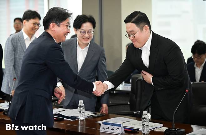 이억원 금융위원장(왼쪽)이 구본규 LS전선 사장과 1일 서울 영등포구 한국산업은행 대회의실에서 열린 '국민성장펀드 M.AX 프론티어 프로젝트' 민간합동 간담회에서 인사하고 있다./사진=이명근 기자 qwe123@