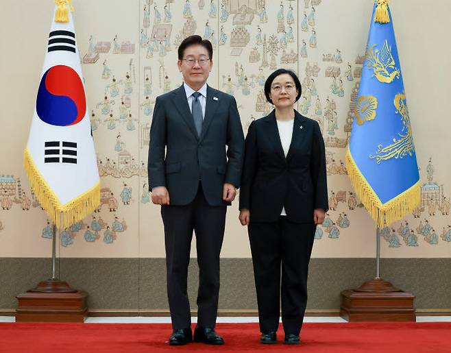 이재명 대통령이 1일 청와대에서 한성숙 국무총리에게 임명장을 수여한 후 기념촬영을 하고 있다.(사진=연합뉴스)
