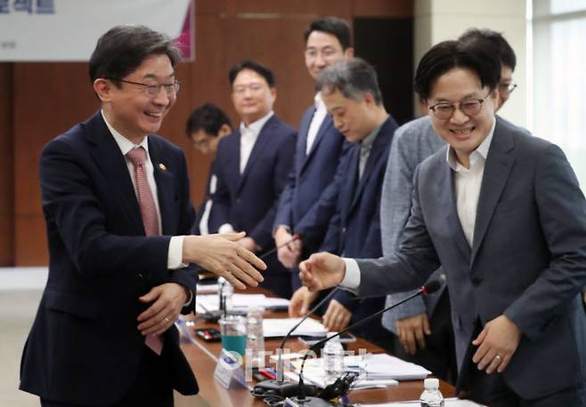 [포토] 산업계와 금융계 수장의 악수