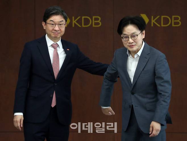 [포토] 김정관 산업부 장관과 이억원 금융위원장