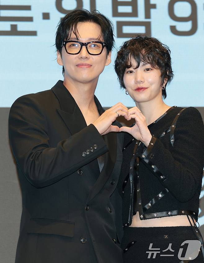 배우 남궁민과 이설(오른쪽)이 1일 오후 서울 구로구 디큐브시티 더세인트에서 열린 KBS 2TV 토일 미니시리즈 ‘결혼의 완성’(극본 정재하/연출 김정현) 제작발표회에 참석해 포즈를 취하고 있다. ‘결혼의 완성’은 이혼 직전 납치된 아내를 구하기 위해 인면수심의 범죄자와 극한 사투를 벌이게 된 한 남자의 위험천만한 범죄 스릴러다. 2026.7.1 ⓒ 뉴스1 권현진 기자