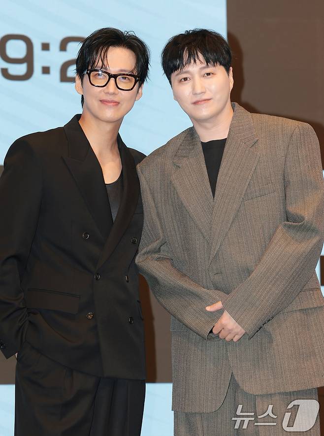 배우 남궁민(왼쪽)과 김대명이 1일 오후 서울 구로구 디큐브시티 더세인트에서 열린 KBS 2TV 토일 미니시리즈 ‘결혼의 완성’(극본 정재하) 제작발표회에 참석해 포즈를 취하고 있다. ‘결혼의 완성’은 이혼 직전 납치된 아내를 구하기 위해 인면수심의 범죄자와 극한 사투를 벌이게 된 한 남자의 위험천만한 범죄 스릴러다. 2026.7.1 ⓒ 뉴스1 권현진 기자