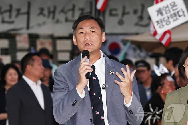 모스 탄(한국명 단현명) 미국 리버티대 교수가 지난달 24일 개표소 봉쇄 시위가 열리고 있는 서울 송파구 올림픽공원 핸드볼경기장을 찾아 발언하고 있다. 2026.6.24 ⓒ 뉴스1 구윤성 기자
