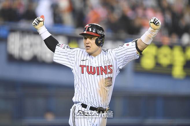 LG 박동원이 27일 서울 잠실구장에서 열린 2025 KBO 포스트시즌 한국시리즈 2차전 한화전 3회말 2사1루 좌월홈런을 날린 후 환호하고 있다. 잠실 | 최승섭 기자 thunder@sportsseoul.com