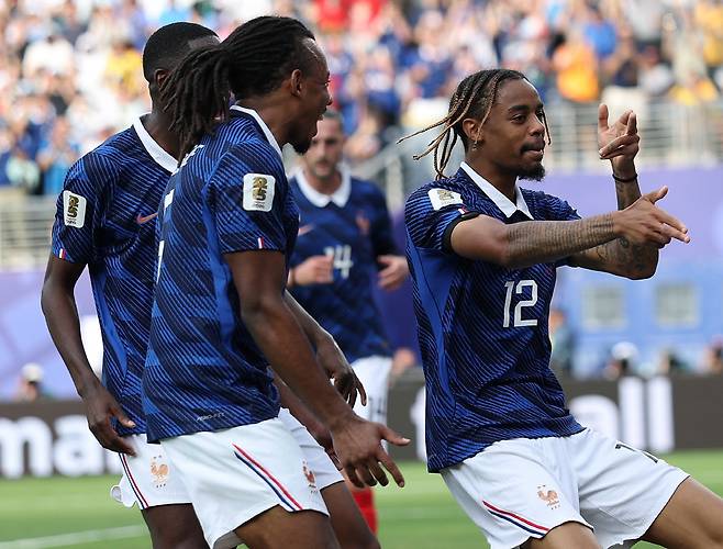 (260701) -- NEW YORK, July 1, 2026 (Xinhua) -- Bradley Barcola (R) of France celebrates a goal during the round of 32 match between France and Sweden at the 2026 FIFA World Cup at the New York New Jersey Stadium, the United States, June 30, 2026. (Xinhua/Hu Xingyu) <저작권자(c) 연합뉴스, 무단 전재-재배포, AI 학습 및 활용 금지>