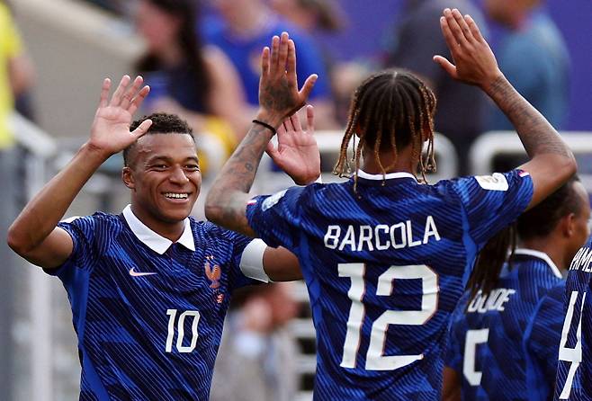 Soccer Football - FIFA World Cup 2026 - Round of 32 - France v Sweden - New York New Jersey Stadium, East Rutherford, New Jersey, U.S. - June 30, 2026 France's Bradley Barcola celebrates scoring their second goal with Kylian Mbappe IMAGN IMAGES via Reuters/Vincent Carchietta     TPX IMAGES OF THE DAY<저작권자(c) 연합뉴스, 무단 전재-재배포, AI 학습 및 활용 금지>