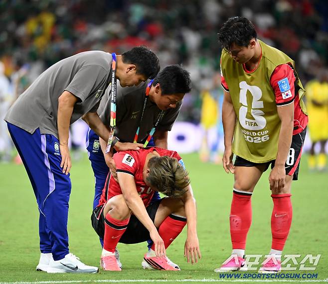 25일(한국시각) 멕시코 몬테레이 인근 과달루페의 에스타디오 몬테레이에서 열린 2026 북중미 월드컵 대한민국과 남아공의 경기. 대한민국이 0대1로 패했다. 경기가 끝나자 아쉬워하는 이강인을 다독이는 김진규 김동진 코치의 모습. 과달루페(멕시코)=허상욱 기자wook@sportschosun.com/2026.06.25/