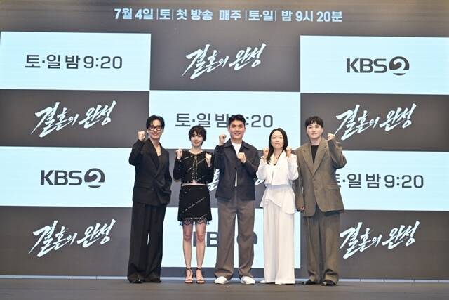 배우 남궁민 이설, 김정현 감독, 배우 이상희 김대명(왼쪽부터)이 1일 오후 2시 서울 구로구 신도림 더 세인트 그랜드볼룸 홀에서 진행된 KBS2 새 토일 미니시리즈 '결혼의 완성' 제작발표회에 참석해 다양한 이야기를 나눴다. /KBS2