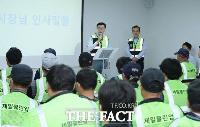 1일 최원용 평택시장이 취임 첫 공식일정으로 환경미화원들과 간담회를 갖고 있다. /평택시