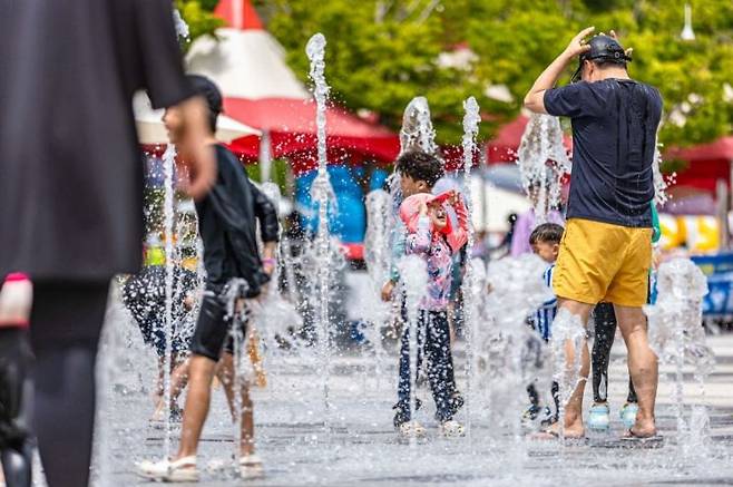 렛츠런파크 부산경남이 여름 축제 'SUN 더 워터페스티벌'을 개막한다. 한국마사회 제공