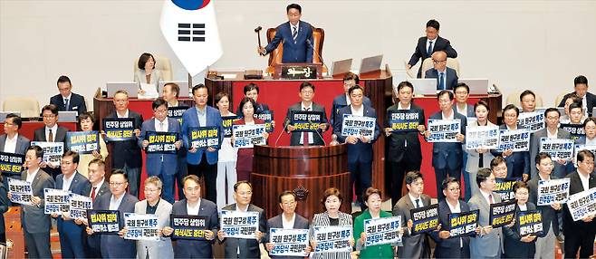 국힘 “오만의 정치”… 본회의서 피켓 들고 항의  국민의힘 의원들이 30일 오후 서울 여의도 국회에서 열린 본회의에서 여당의 11개 상임위원장 단독 선출 시도에 맞서 피켓을 들고 항의하고 있다. 정점식 원내대표는 “오만의 정치”라며 “여당의 입법 독재를 강력히 규탄한다”고 했다. /박성원 기자