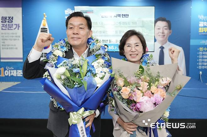이재준 더불어민주당 수원시장 당선인이 4일 당선이 확정된 뒤 선거사무실에서 부인과 기념 촬영했다. 캠프 제공.
