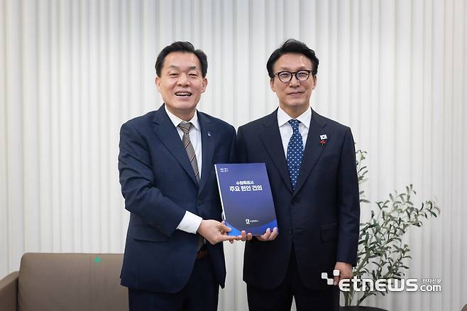 이재준 수원시장(왼쪽)이 1월16일 수원컨벤션센터에서 김민석 국무총리를 만나 수원 군공항 이전·수원경제자유구역 지정 등 현안 지원을 요청하고 기념 촬영했다.