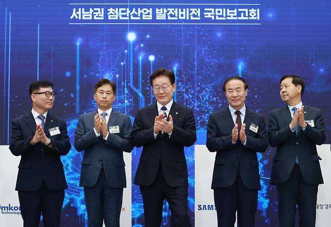 이재명 대통령이 30일 광주 김대중 컨벤션센터에서 열린 서남권 첨단산업 발전비전 국민보고회에서 서남권 첨단산업 육성을 위한 투자양해각서를 마친 참석자들과 기념촬영을 하고 있다. 왼쪽부터 이진안 앰코테크놀로지코리아 대표, 곽노정 SK하이닉스 대표, 이 대통령, 전영현 삼성전자 부회장, 구윤철 부총리 겸 재정경제부 장관. 뉴스1