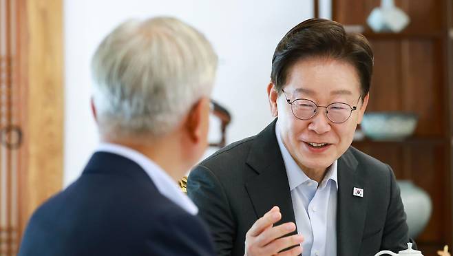 이재명 대통령이 1일 청와대 상춘재에서 문재인 전 대통령과 오찬에 앞서 차담을 하고 있다. 청와대통신사진기자단