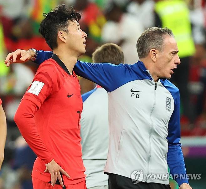 손흥민 위로하는 벤투 감독_(알라이얀=연합뉴스) 김도훈 기자 = 28일 오후(현지시간) 카타르 알라이얀의 에듀케이션 시티 스타디움에서 열린 2022 카타르 월드컵 조별리그 H조 2차전 대한민국과 가나의 경기에서 2-3으로 패한 한국의 벤투 감독이 손흥민을 위로하고 있다. 2022.11.29 superdoo82@yna.co.kr