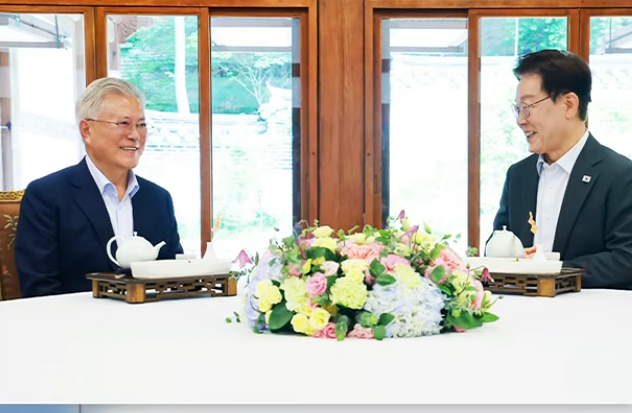 청와대 오찬에서 함께 한 문재인 전 대통령과 이재명 대통령 (sbs캡처)