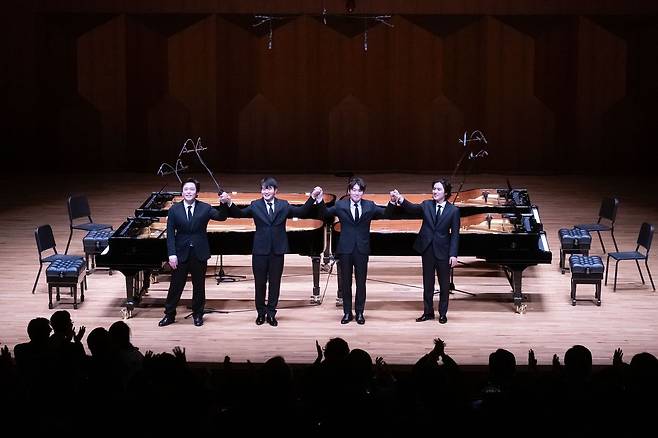CNN 다큐멘터리 '쇼타임'에 방영된 '아산 정주영 서거 25주기 추모 음악회 : 이어지는 울림' 에피소드에서 김선욱·선우예권·조성진·임윤찬이 연주를 마치고 관객들에게 인사하는 모습. 사진 현대차그룹