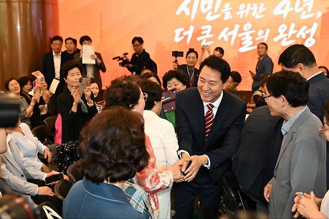 1일 서울시청사에서 열린 취임식에서 오세훈 시장이 시민과 악수하고 있다. 사진 서울시