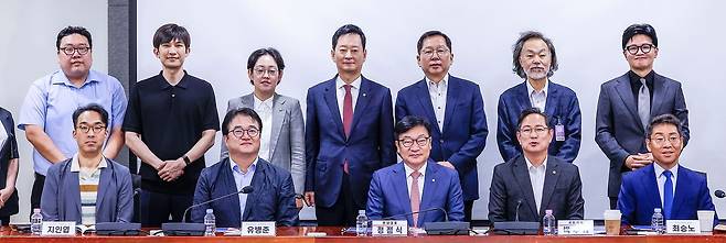 정점식 국민의힘 원내대표와 한동훈 무소속 의원을 비롯한 참석자들이 1일 서울 여의도 국회 의원회관에서 열린 ‘상속세 개편의 경제적 효과’(박수영 의원 주최) 토론회에서 기념촬영을 하고 있다. 뉴시스