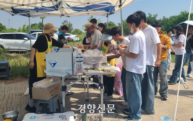27일 제66회 팽팽문화제 참가자들이 김제 동학농민혁명 원평집강소가 마련한 음식을 나누며 공동체의 의미를 되새기고 있다. 김창효 선임기자