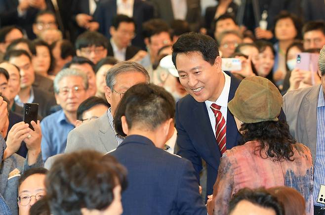 오세훈 서울시장이 1일 서울시청에서 열린 취임 행사에서 시민들에게 감사 인사를 하고 있다.  사진공동취재단